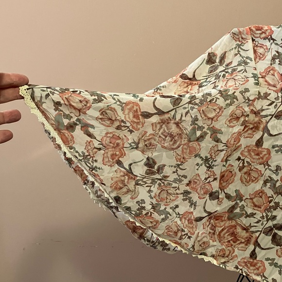 Sheer Floral crop top - poncho style - Picture 2 of 5